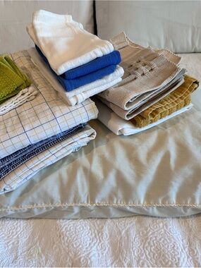 Lot Of 16 Items Flat Sheet Pillowcases Towels Rugs  Kitchen Towels Reusable Bag